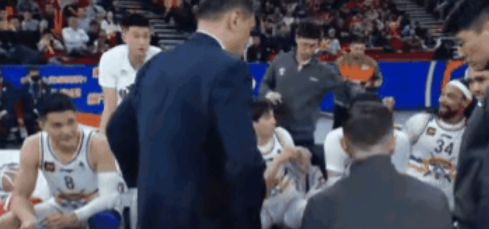 关于国安场边指挥情绪激动，莱比锡队员怒摔水瓶的信息