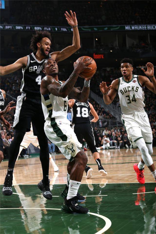 球衫堂利雅得胜利